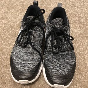 Nike Black & White Sneaker Size 6